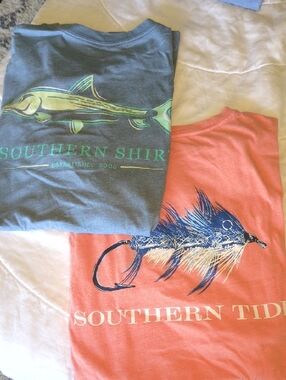 Southern Tide Men's Coral Tee with Blue Feather Graphic